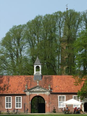 Jetzt interessierte uns noch die Kirche im Hintergrund ...