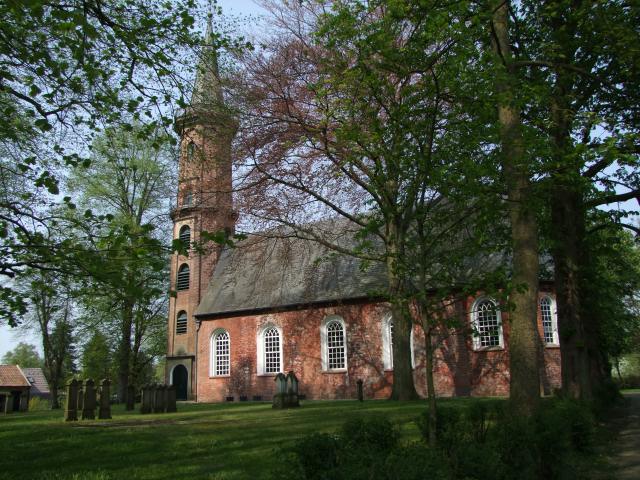 Eine alte Kirche (14. Jh., Turm 19. Jh.) mit Grabstellen ...