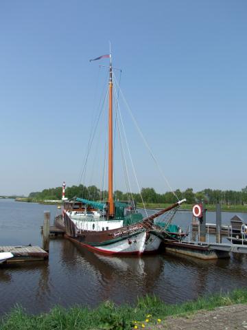 Ein Segelschiff lag auch vor Anker ...