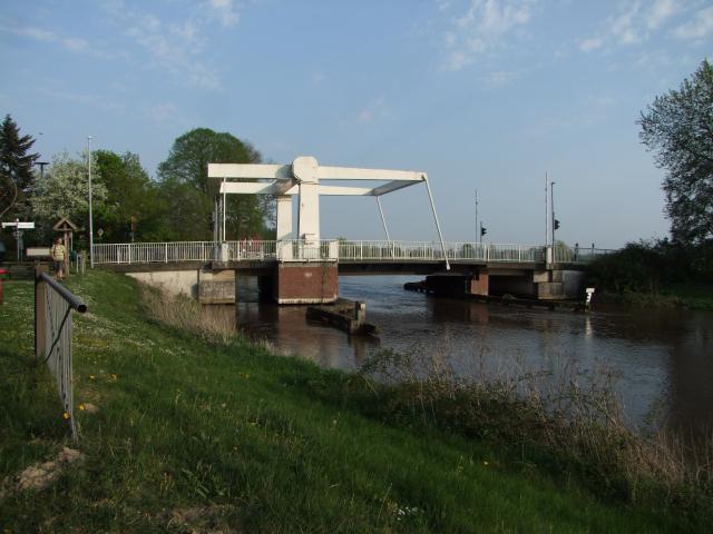 An dieser Zugbrücke bei Stickhausen ...