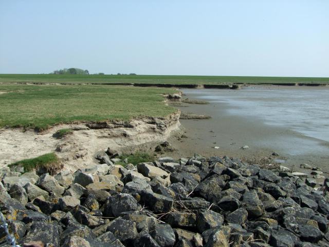 ... denn man konnte sehen, daß das Wasser ordentlich am Ufer knabberte.