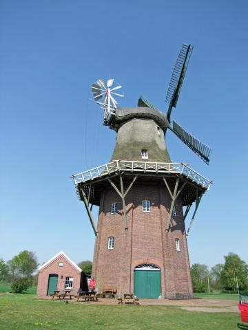 Auf der Rückfahrt zum Haus fanden wir diese freistehende Mühle.