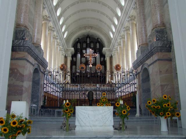 Der Hauptaltar mit dem dahinterliegenden Mönchchor und Orgel.