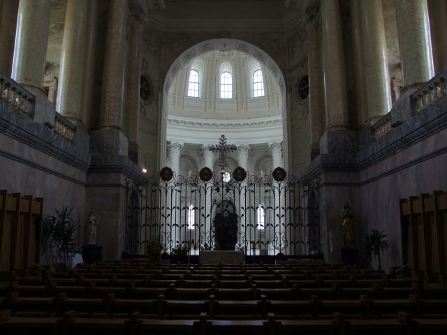 Der Blick vom Mönchchor in die Kirche.