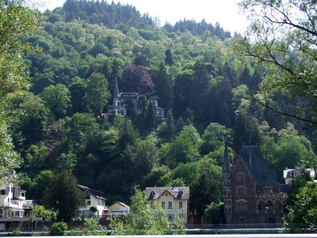 ... passendeWohnhäuser.