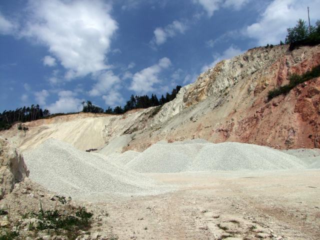 ... ein dekorativer Steinbruch in der Nähe ...