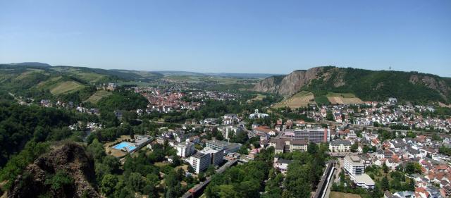 ... überblickt man Bad Münster am Stein samt Rotenfels ...