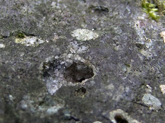 ... und Steine mit Kristalleinschlüssen.