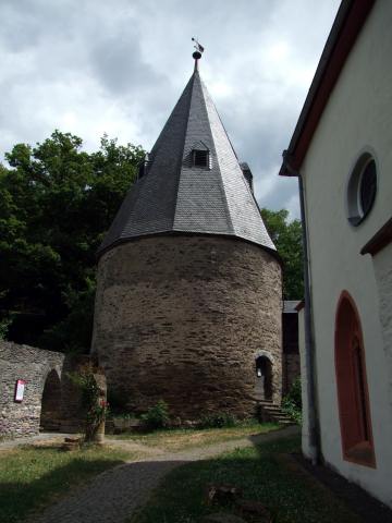 .. führt u.a. am Schinderhannesturm ...