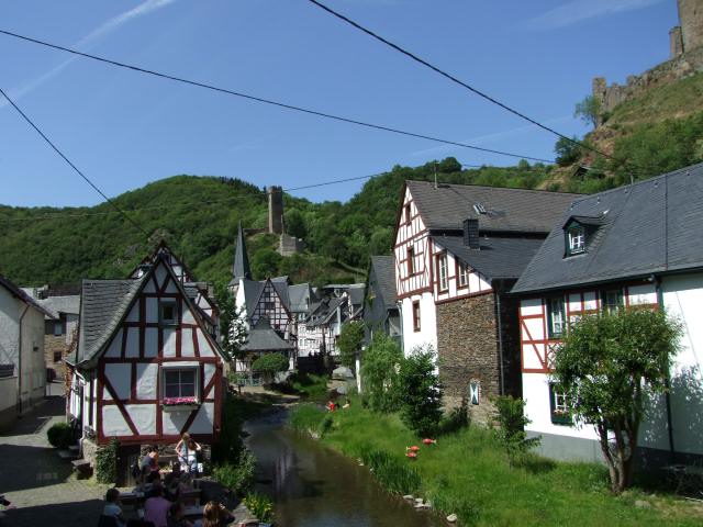 Auf der Rückfahrt machten wir Station im idyllischen Monreal (Eifel), das praktischerweise gleich ...