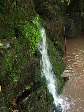 ... in einen kleinen Wasserfall mündete.