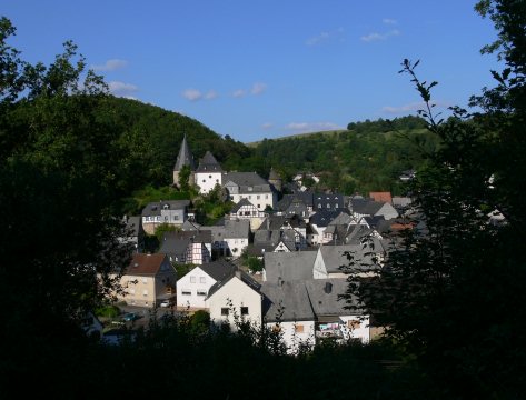 Nicht weit von Mörschied liegt Herrstein in einem Tal, ein Ort mit ...