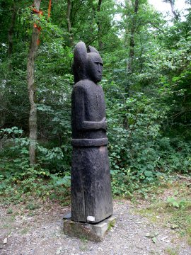 Zwei solcher unheimlichen Gestalten säumten den Eingang zur Altburg.