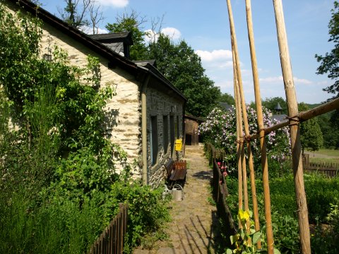 ... mit Sonnenbank und schönem Garten ...