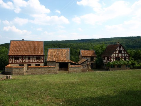 Manchmal waren Häuser eingemauert.