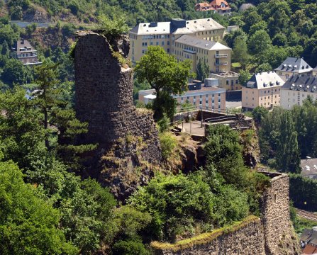 ... die Burgruine Bosselstein, auch "Altes Schloss" genannt.