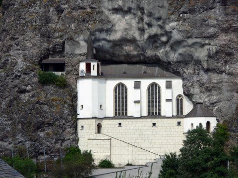 ... Felsenkirche führt.